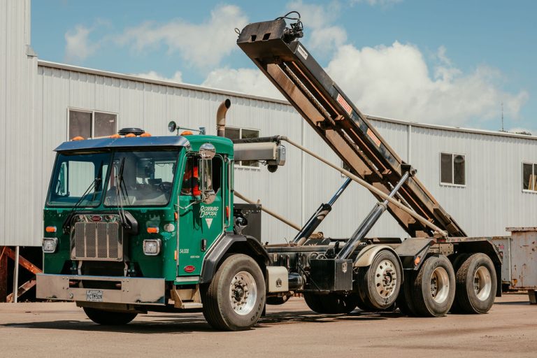 Roseburg Disposal truck Unit 09 loading dumpster