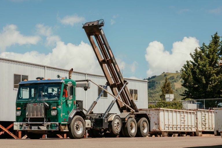 Roseburg Disposal truck Unit 09 loading dumpster 2