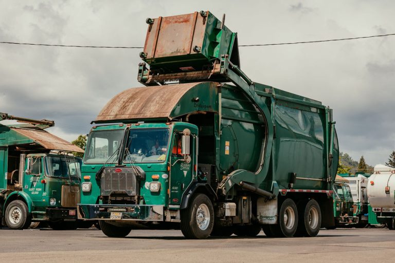 Roseburg Disposal truck Unit 05 collecting waste 2